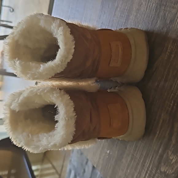 Shoes - Picture 2 of 3